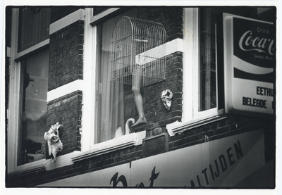 404897 Afbeelding van enkele merkwaardige objecten aan de voorgevel van het pand Vismarkt 22 te Utrecht.